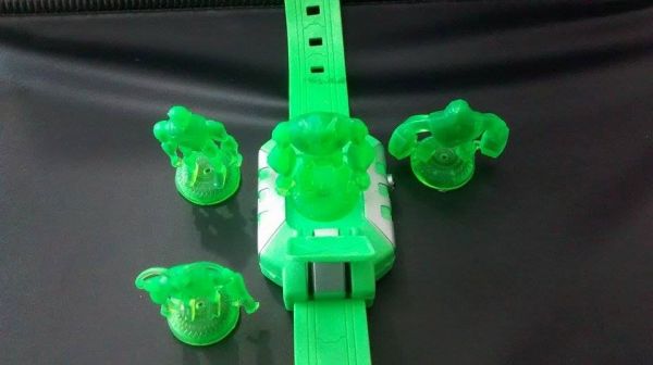 RELÓGIO BEN 10 OMNIVERSE THE ULTIMATE + 4 ALIENS